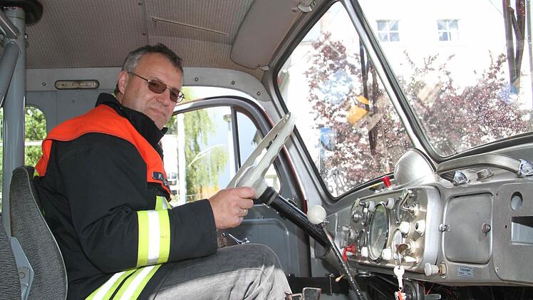 Klaus Löppert liebt es, die alte Drehleiter auszufahren: Aber das Steuern erfordert einiges Geschick, denn Servolenkung und Bremskraftverstärker, Sicherheitsgurte und ähnliches gibt es in dem alten Gefährt natürlich nicht. Foto: Sonja Adam