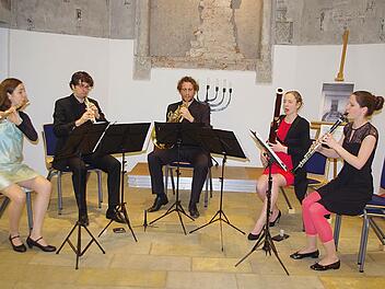 Das Bläserquintett "PentAnemos" begeisterte am Sonntag mit seiner musikalischen Bilderreise. Die Malerin Hanna Petermann (links) spielt im Ensemble Flöte .  Fotos: Heike Schülein