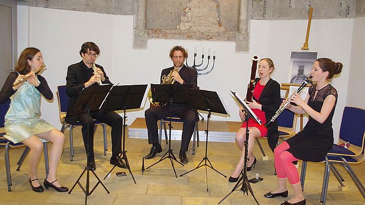 Das Bläserquintett "PentAnemos" begeisterte am Sonntag mit seiner musikalischen Bilderreise. Die Malerin Hanna Petermann (links) spielt im Ensemble Flöte .  Fotos: Heike Schülein