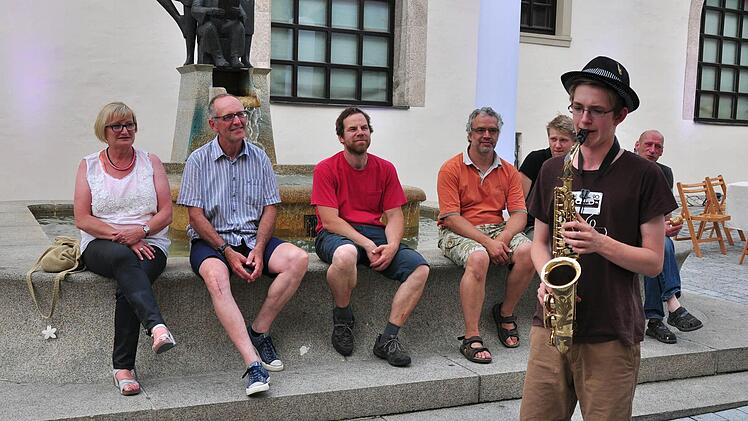 Vor dem ersten Konzert in der Reihe "abend.licht" des Kulturamts Haßfurt am Freitagabend gab der 15-jährige Saxophonist Christof Kern aus Röthlein ein kleines "Straßenmusikkonzert" vor der Stadthalle.