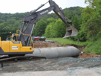 Diese Baustelle auf der Staatsstraße 2190 zwischen Kasendorf und Azendorf ärgert Auto- und Lastwagenfahrer. Fotos: Alexander Hartmann