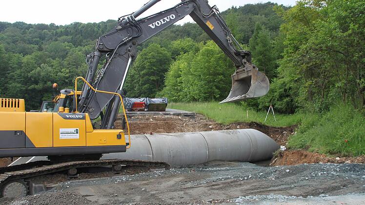 Diese Baustelle auf der Staatsstraße 2190 zwischen Kasendorf und Azendorf ärgert Auto- und Lastwagenfahrer. Fotos: Alexander Hartmann
