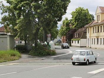 Der Bahnübergang Friedrich-Rückert-Straße soll 2017 Schranken erhalten, hat die Bahn angekündigt. Doch die Neuseser und die Stadtverwaltung sind skeptisch. Foto: Ulrike Nauer