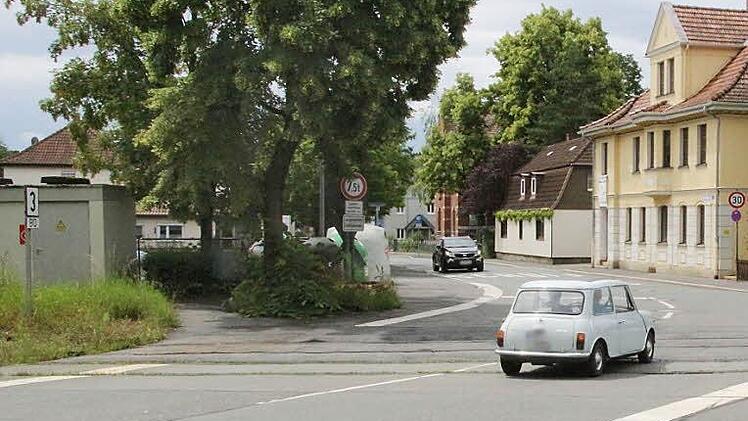 Der Bahnübergang Friedrich-Rückert-Straße soll 2017 Schranken erhalten, hat die Bahn angekündigt. Doch die Neuseser und die Stadtverwaltung sind skeptisch. Foto: Ulrike Nauer