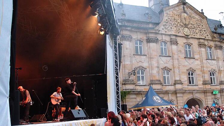 Michael Patrick Kelly zog seine Zuhörer beim Gastspiel im Rahmen des "Tambacher Sommers". Foto: Jochen Berger