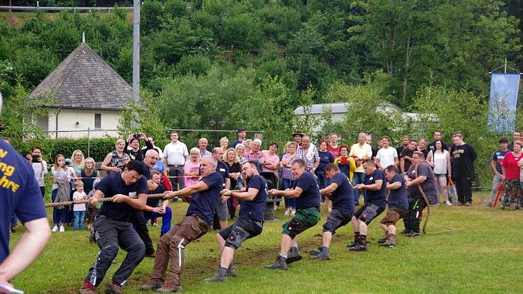 Doch gegen die Gruppe "Hou Ruck" aus Effelter hatten sie keine Chance. Foto: Heike Sch&uuml;lein
