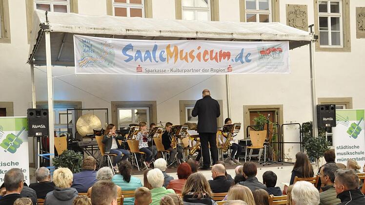 Seit September vergangenen Jahres gibt es die Bläserklasse der Grundschule Münnerstadt. Foto: Peter Klopf