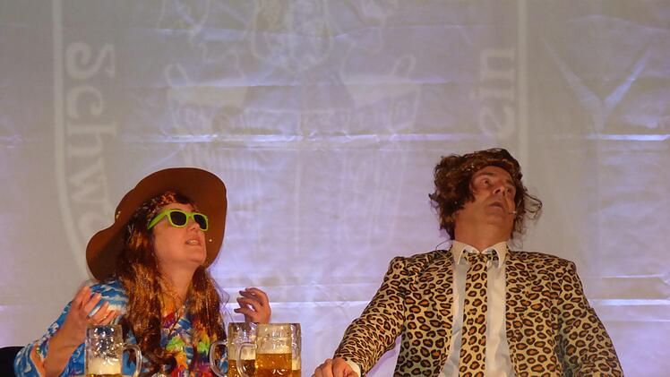 Silvia Berner als Berlinerin und Holger Kade als Einheimischer  hatten bei dem Sketch "Der letzte Platz im Wirtshaus" die Lacher auf ihrer  Seite. Foto: Thomas Weichert