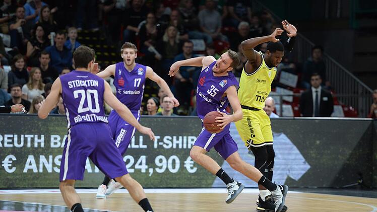 Foul? De'Mon Brooks (rechts) mimt gegen Stephan Haukohl den Unschuldigen. Foto: Peter Mularczyk
