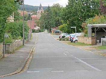 Die Sanierung der Bahnhofstra&szlig;e &ouml;stlich der Bahnlinie r&uuml;ckt n&auml;her. Foto: Adelheid Waschka