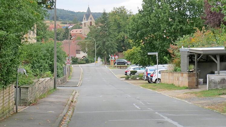 Die Sanierung der Bahnhofstra&szlig;e &ouml;stlich der Bahnlinie r&uuml;ckt n&auml;her. Foto: Adelheid Waschka