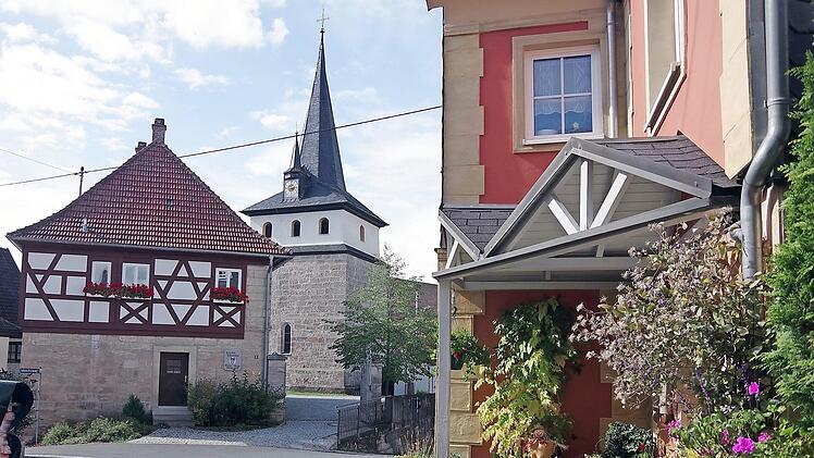 Die Pfarrkirche St. Georg mit ihrem markanten historischen Turm  Fotos: Heike Schülein