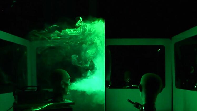 Die Nachtaufnahme zeigt besonders deutlich, wie der Nebel von der Trennwand abprallt.