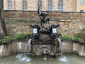 Bayreuth: Klimaaktivisten sorgen mit Protestaktion an Brunnen für Aufsehen - "im Morgengrauen" Bayreuth: Klimaaktivisten sorgen mit Protestaktion an Brunnen für Aufsehen - "im Morgengrauen"