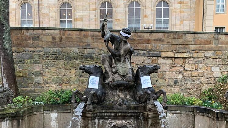 Bayreuth: Klimaaktivisten sorgen mit Protestaktion an Brunnen für Aufsehen - "im Morgengrauen"