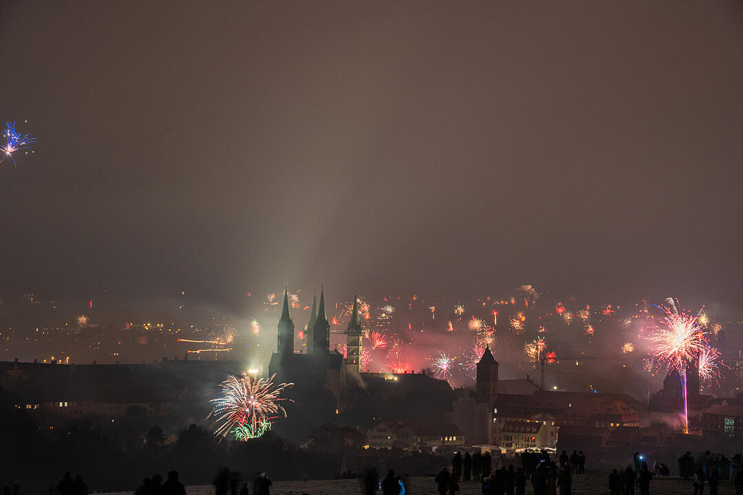 Silvester 2025: Bamberg schießt sich ins neue Jahr 2025 - Feuerwerk über der Domstadt Silvester 2025: Bamberg schießt sich ins neue Jahr 2025 - Feuerwerk über der Domstadt