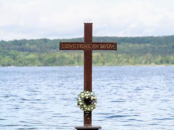 Nacktbaden am Gedenkkreuz im Starnberger See