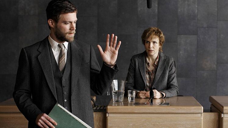 Der Anwalt Sven Solbach tritt vor dem Europ&auml;ischen Gerichtshof f&uuml;r die Rechte verschleppter Lebensborn-Kinder ein. Katrine Evensen (Juliane K&ouml;hler) ist seine Zeugin.