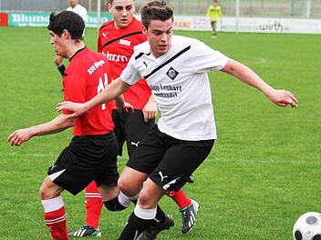 Andreas Herrmann (Bayern, weißes Trikot) war einer der auffälligsten Gäste-Akteure. Leander Greubel und Pascal Kapp (SSV Kitzingen) versuchen Herrmann zu stoppen. Foto: Krumpholz