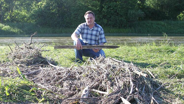 Landwirt Hermann Grampp auf einer Wiese am Weißen Main. Das Hochwasser hat dort eine riesige Menge an Ästen und Reisig angespült. Auch etliche Holzpfähle muss der Melkendorfer entsorgen. Fotos: Alexander Hartmann