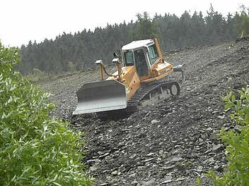 Der Hang an der Kehlbacher Straße wird derzeit abgetragen. Die Planierraupen rollen.