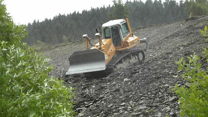 Der Hang an der Kehlbacher Straße wird derzeit abgetragen. Die Planierraupen rollen.