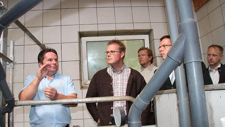 Holger Knörrer erklärt die Melkanlage auf seinem Hof in Pechgraben.