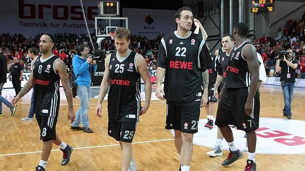 Entt&auml;uscht verlassen (von links) Zack Wright, Anton Gavel, Damir Markota, Karsten Tadda und Rakim Sanders das Spielfeld. Fotos: sportpress