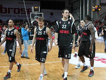 Entt&auml;uscht verlassen (von links) Zack Wright, Anton Gavel, Damir Markota, Karsten Tadda und Rakim Sanders das Spielfeld. Fotos: sportpress