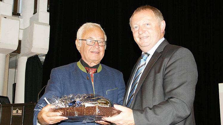 Nach zehn Jahren als Vorsitzender legte Rudolf Handwerker dieses Amt in die Hände des Bad Kissinger Landrats Thomas Bold. Der dankte Handwerker für dessen wertvolle und engagierte Arbeit für die gesamte Region Main-Rhön.  Fotos: Sabine Weinbeer