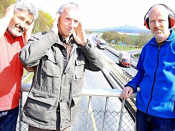 Ludwig Wendler, Anton Reinhardt und Otto Weidner (von links) vom Bund Naturschutz ärgern sich darüber, dass für Ebensfelder Bürger keine aktiven Lärmschutzeinrichtungen an der A 73 vorgesehen sind.  Foto: Matthias Einwag