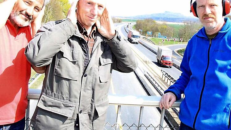 Ludwig Wendler, Anton Reinhardt und Otto Weidner (von links) vom Bund Naturschutz ärgern sich darüber, dass für Ebensfelder Bürger keine aktiven Lärmschutzeinrichtungen an der A 73 vorgesehen sind.  Foto: Matthias Einwag