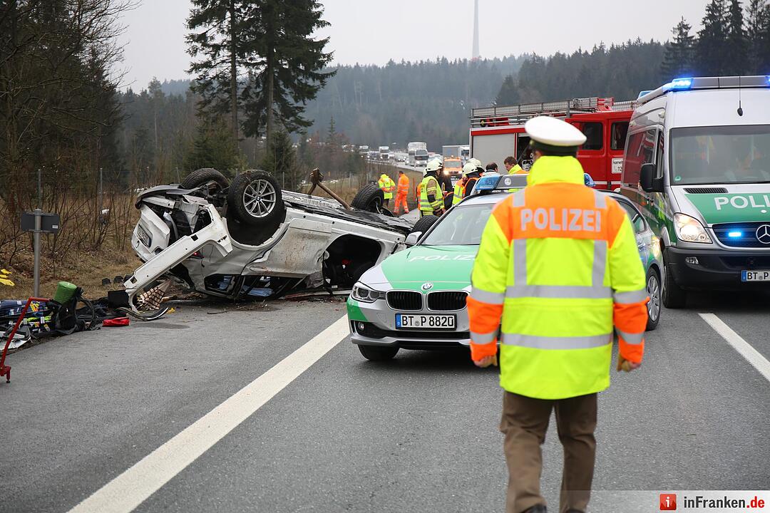 Fahrer stirbt bei Überschlag auf der A9
