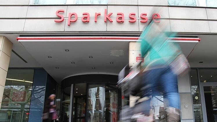 Wird der Eingang der Erlanger Sparkassen-Zentrale bald auch Anlaufstelle für Kreissparkassen-Kunden aus Höchstadt?  Foto: Christian Bauriedel