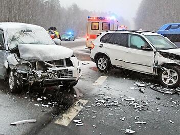An beiden Fahrzeugen entstand massiver Sachschaden. Drei Menschen wurden bei dem Unfall leicht verletzt.  Foto: NEWS5 / Merzbach