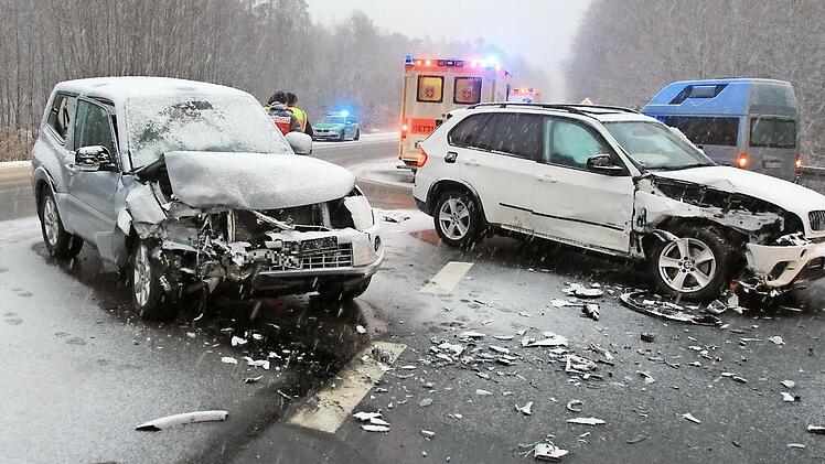 An beiden Fahrzeugen entstand massiver Sachschaden. Drei Menschen wurden bei dem Unfall leicht verletzt.  Foto: NEWS5 / Merzbach