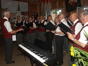 Der Männergesangverein Ebenhausen zählt zu den wichtigen Kulturträgern der Gemeinde und bereicherte das musikalische Geschehen in Gemeinde und Umgebung. Hier sang der Chor mit Dirigent Kurt Distler (links) beim Ehrenabend in Hain im Juli 2016. Foto: Stefan Geiger