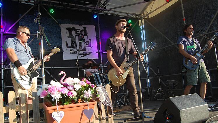 Ein Heimspiel war das Outside Rodeo für die legendäre Coburger Punkformation Red Label. Foto: Rolf Krebs