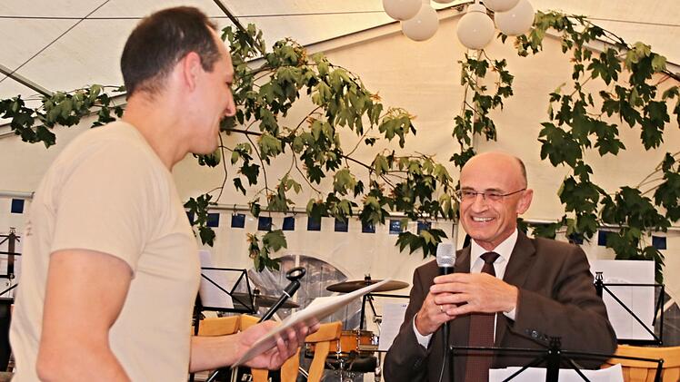 Einen Baumscheck gab es von Landrat Wilhelm Schneider (rechts) für Vorsitzenden Martin Schramm. Helmut Will