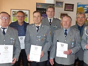Bei den Ehrungen (von links): VDK-Bezirksgeschäftsführer Robert Fischer, Heinrich Schmitt, Hans Schleicher, Reinhard Dennerlein, Jürgen Hädinger, Paul Koch, Dritter Bürgermeister Josef Schrüfer und Gerhard Freier  Foto: Thomas Weichert