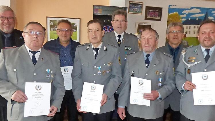Bei den Ehrungen (von links): VDK-Bezirksgeschäftsführer Robert Fischer, Heinrich Schmitt, Hans Schleicher, Reinhard Dennerlein, Jürgen Hädinger, Paul Koch, Dritter Bürgermeister Josef Schrüfer und Gerhard Freier  Foto: Thomas Weichert
