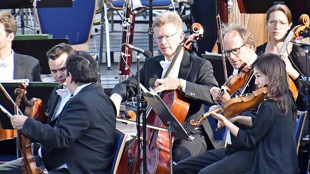 Violoncellist Achim Melzer im Kreise der Symphoniker  Foto: Gunther Czepera