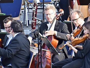 Violoncellist Achim Melzer im Kreise der Symphoniker  Foto: Gunther Czepera