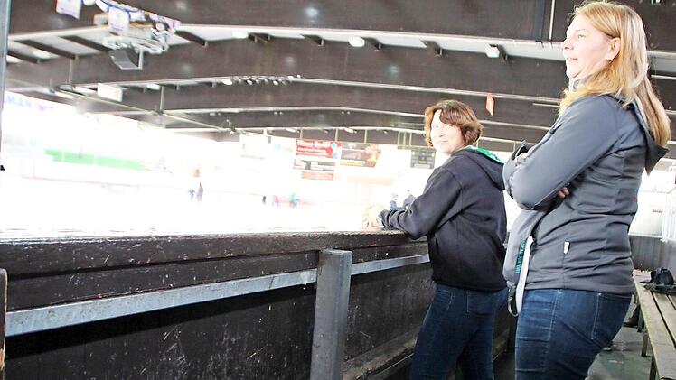 Nebel ist bei warmem regnerischen Wetter im offenen Eisstadion an der Tagesordnung. Das Dach muss ebenso erneuert werden wie die Bande (unten). Heike Striegel (li.) und Petra Achtzehn aus der HEC-Nachwuchsbetreuung würden sich über einen Neubau freuen.  Fotos: A. Dorsch