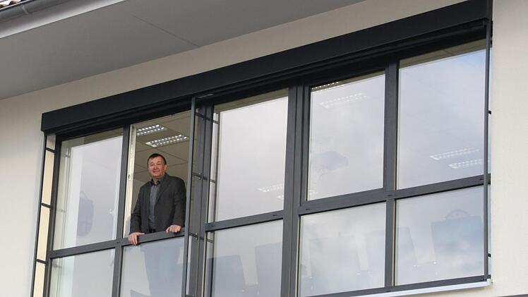 Auf das Gemeindezentrum ist Roland Römmelt stolz. Auf den Weg gebracht hat es sein Vorgänger. Er selbst durfte es als Bürgermeister einweihen. Foto: Ulrike Müller