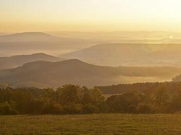 Diese Aussicht bietet sich von der hohe Geba auf den Thüringer Wald. Foto: Jürgen Hüfner