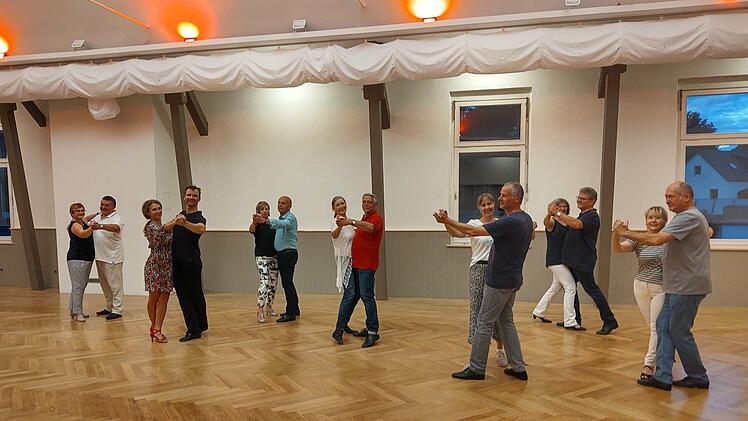 Tanzsaal in neuem Glanz - der TSC Schwarz-Gelb startet wieder durch.