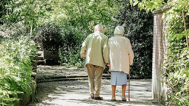 Heimische Pflege: Holetschek fordert Lohnersatz