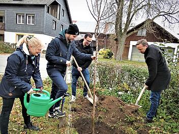 Vorsitzende Anja van Avondt, Jens Scheibe, Ortssprecher Peter Weiß und Bürgermeister Robert Bosch (von links) bei der Baumpflanzung