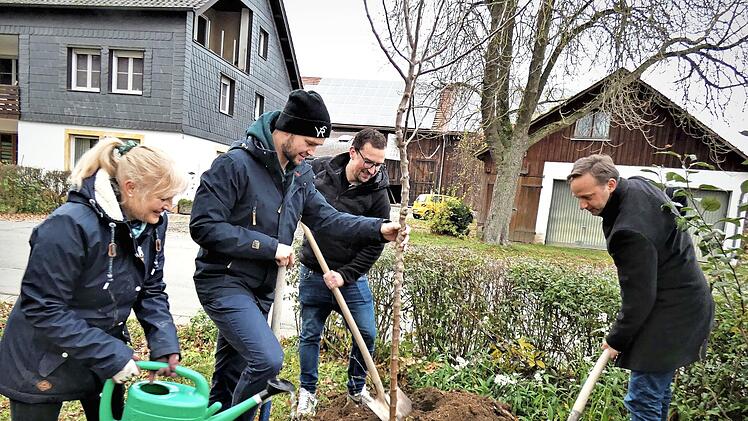 Vorsitzende Anja van Avondt, Jens Scheibe, Ortssprecher Peter Weiß und Bürgermeister Robert Bosch (von links) bei der Baumpflanzung